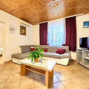 apartment-marica-vrh.primorje-gorskikotar.com/